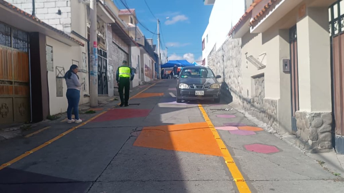 En la Unidad Educativa Eugenio Espejo uno de los problemas que fue solventado con el programa fue la falta de vereda en la zona de ingreso y salida de los alumnos.