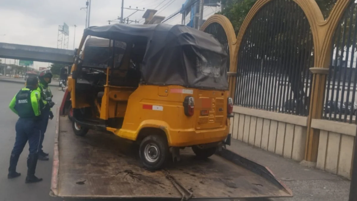 Agentes de la ATM realizaron controles a tricimotos en los alrededores de la avenida 25 de Julio, en el sur de Guayaquil.
