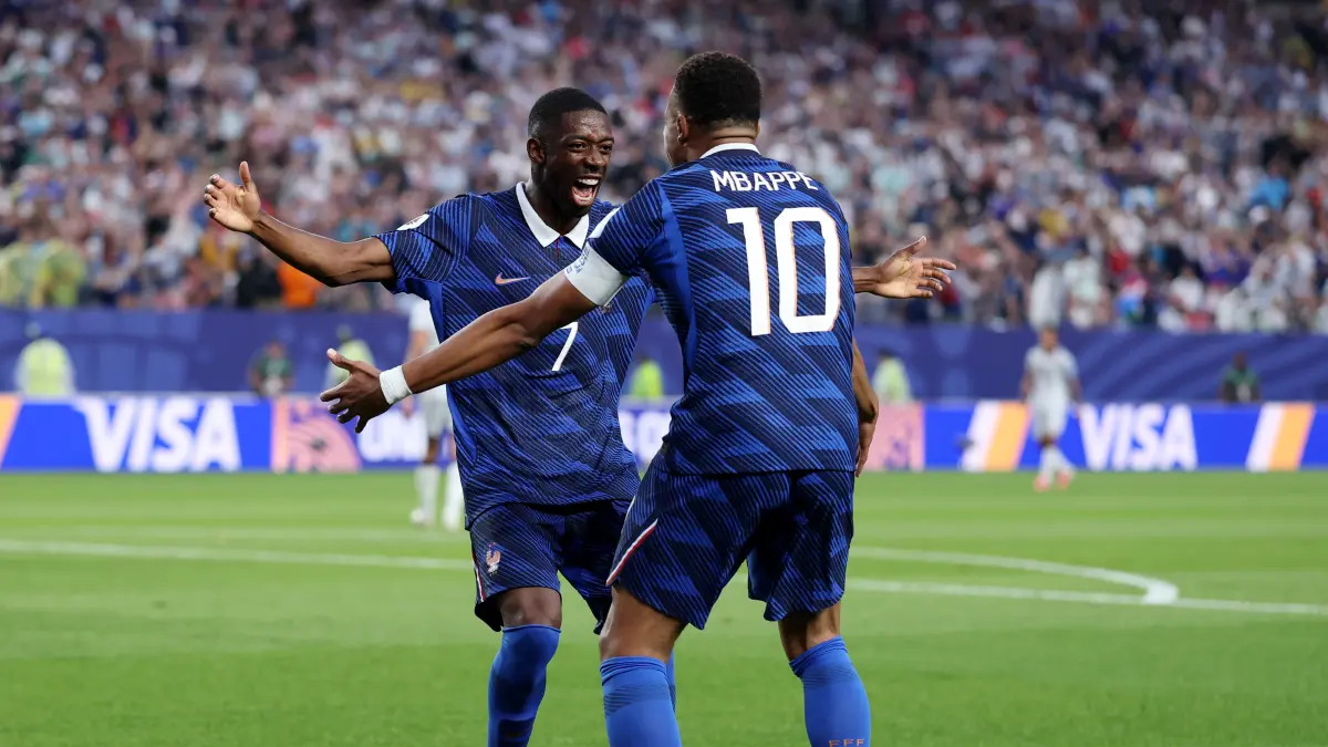 Kylian Mbappé y Ousmane Dembélé celebrando un gol en la selección de Francia.