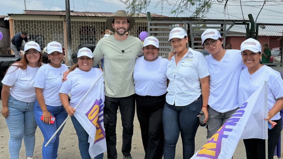 Imagen del candidato Niels Olsen, en una actividad proselitista de la candidata Ninoska Calderón.