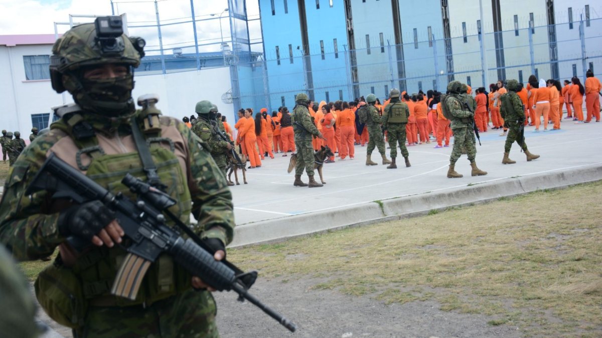 Militares custodian los centros penitenciarios de Ecuador como parte de las operaciones de seguridad y control de las cárceles.