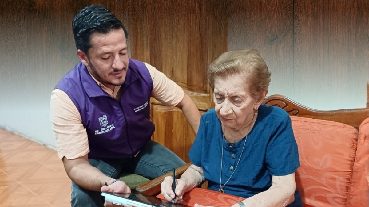 Las brigadas del Registro Civil acercan la cedulación a comunidades y domicilios de personas que tienen dificultades para movilizarse.