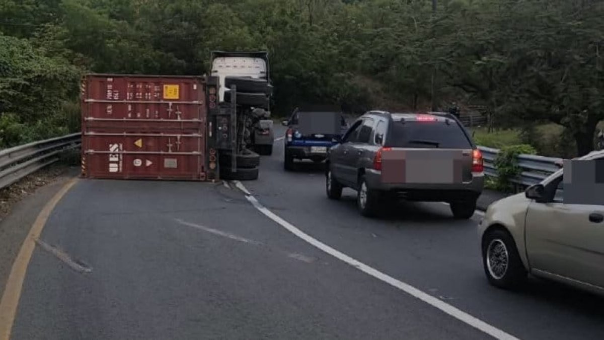 Un cabezal que transportaba un contenedor se volcó en la conexión entre la Vía Perimetral y la avenida Francisco de Orellana, en sentido norte.