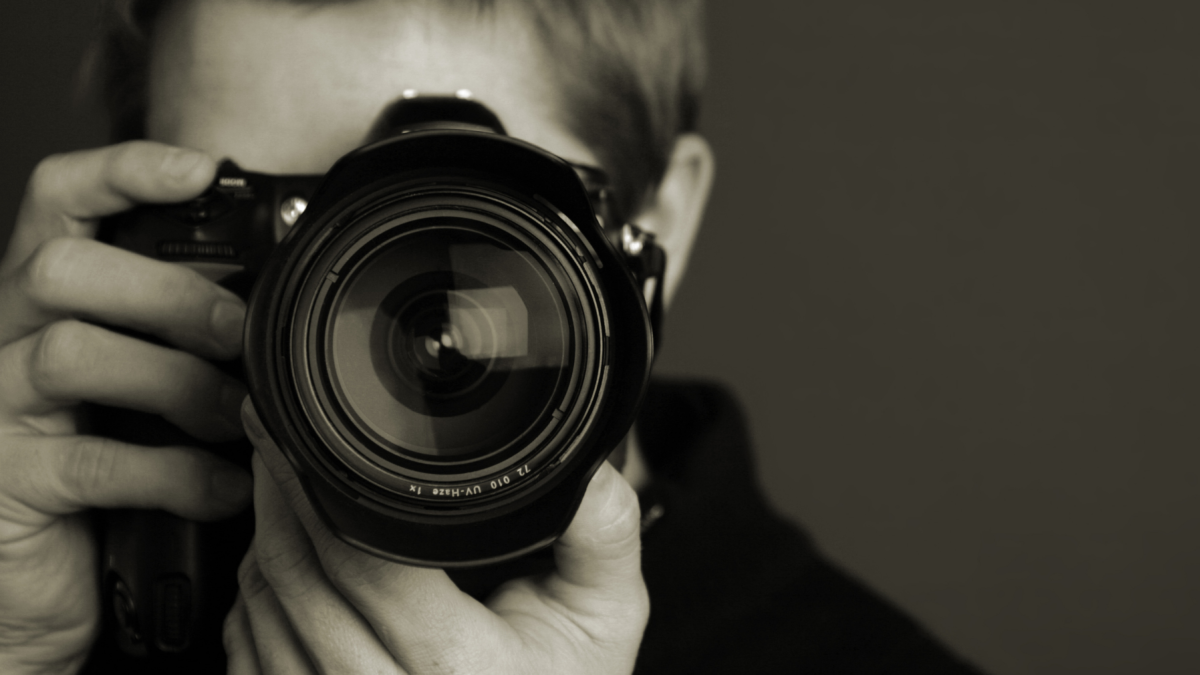 Los álbumes familiares y las fotografías impresas fueron durante décadas una forma de conservar recuerdos que hoy permanecen principalmente en dispositivos y redes sociales.