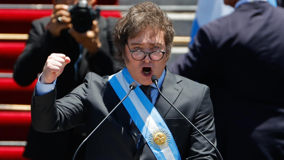 La economía argentina enfrenta un escenario de cierre de empresas y pérdida de empleos, mientras organismos internacionales mantienen proyecciones de crecimiento para el país.