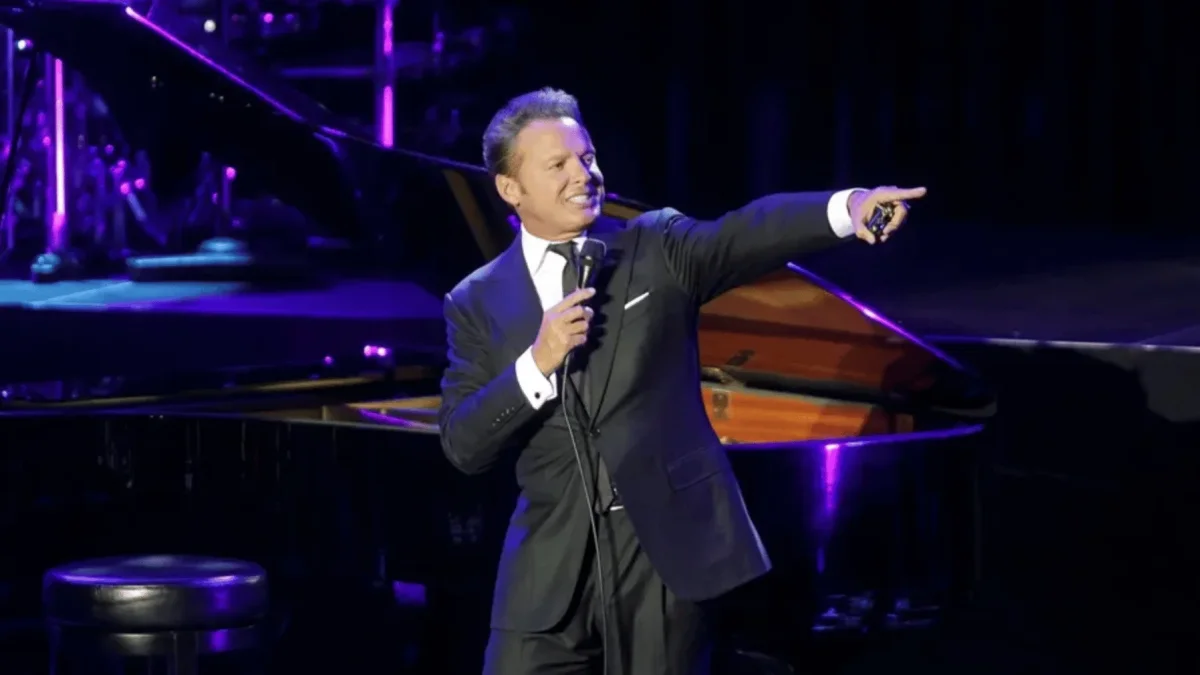 Luis Miguel confirmó que regresará a los escenarios con una nueva gira en 2027, una noticia que rápidamente generó expectativa entre sus seguidores.