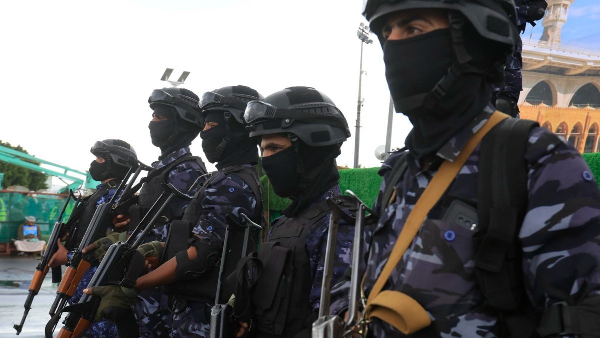 Combatientes hutíes montan guardia durante una protesta contra Arabia Saudita en Saná, Yemen, el 18 de septiembre de 2026.