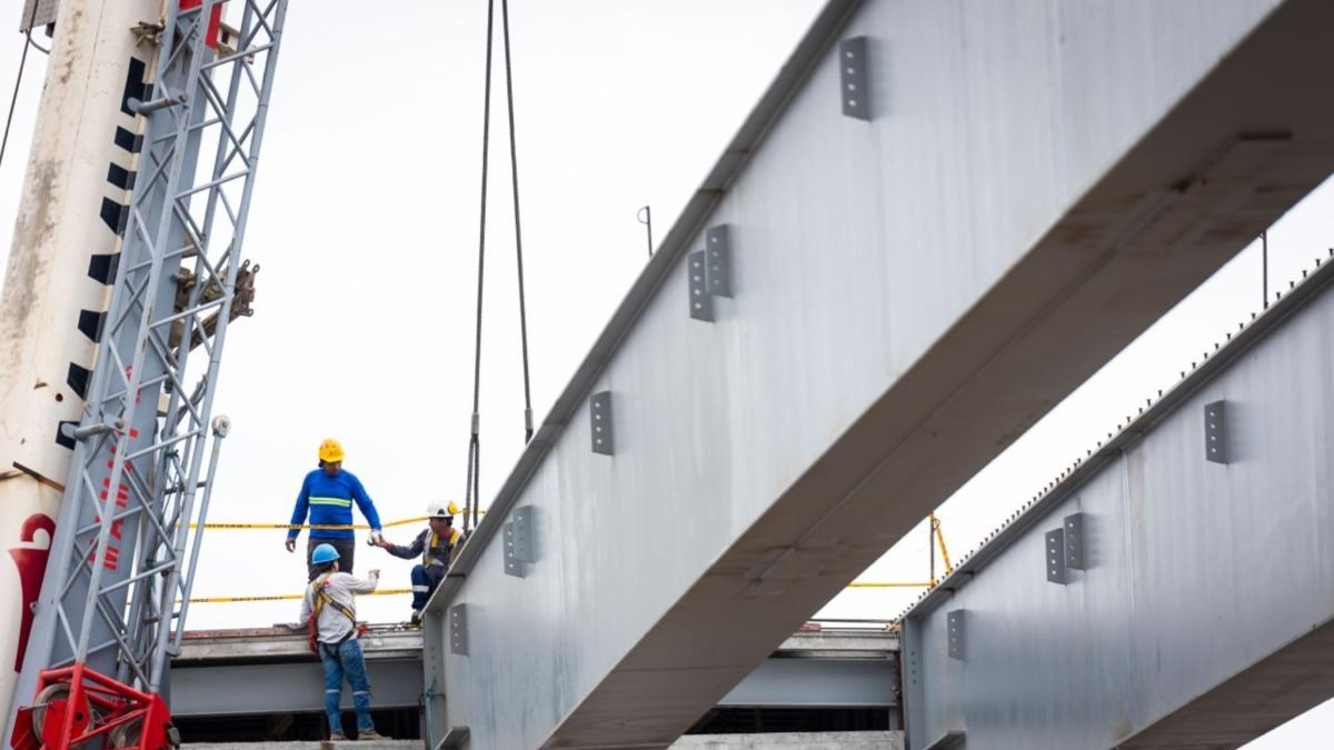 Las vigas metálicas de 50 metros fueron izadas para completar el primer cuerpo elevado de la solución vial de la avenida Juan Tanca Marengo.