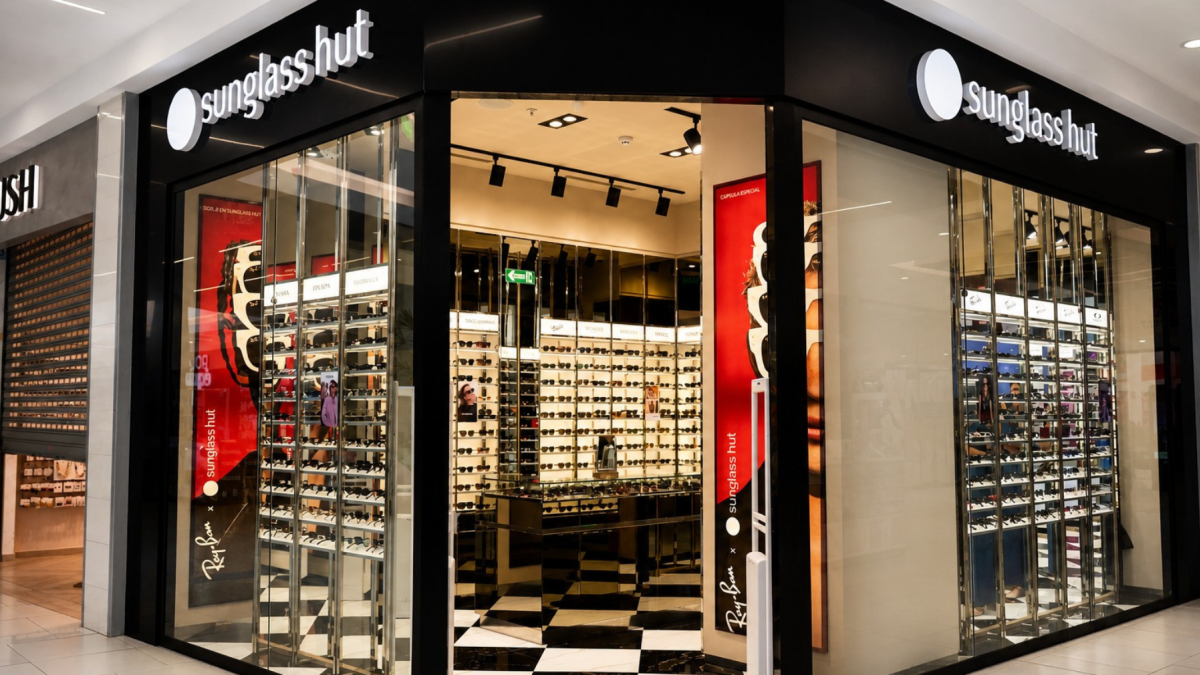 Al momento, Sunglass Hut cuenta con tres tiendas en Guayaquil, ubicadas en Mall del Sol, Riocentro El Dorado y la recientemente inaugurada en Riocentro Ceibos.