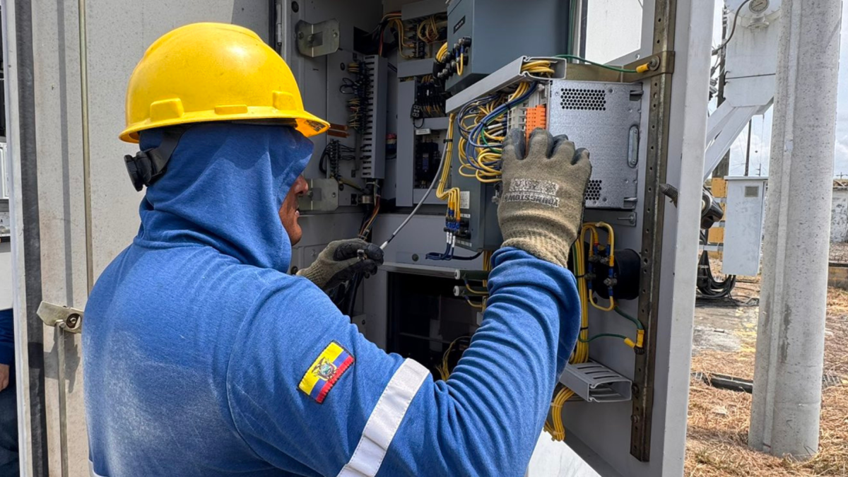 Técnicos trabajan en el restablecimiento de la energía.