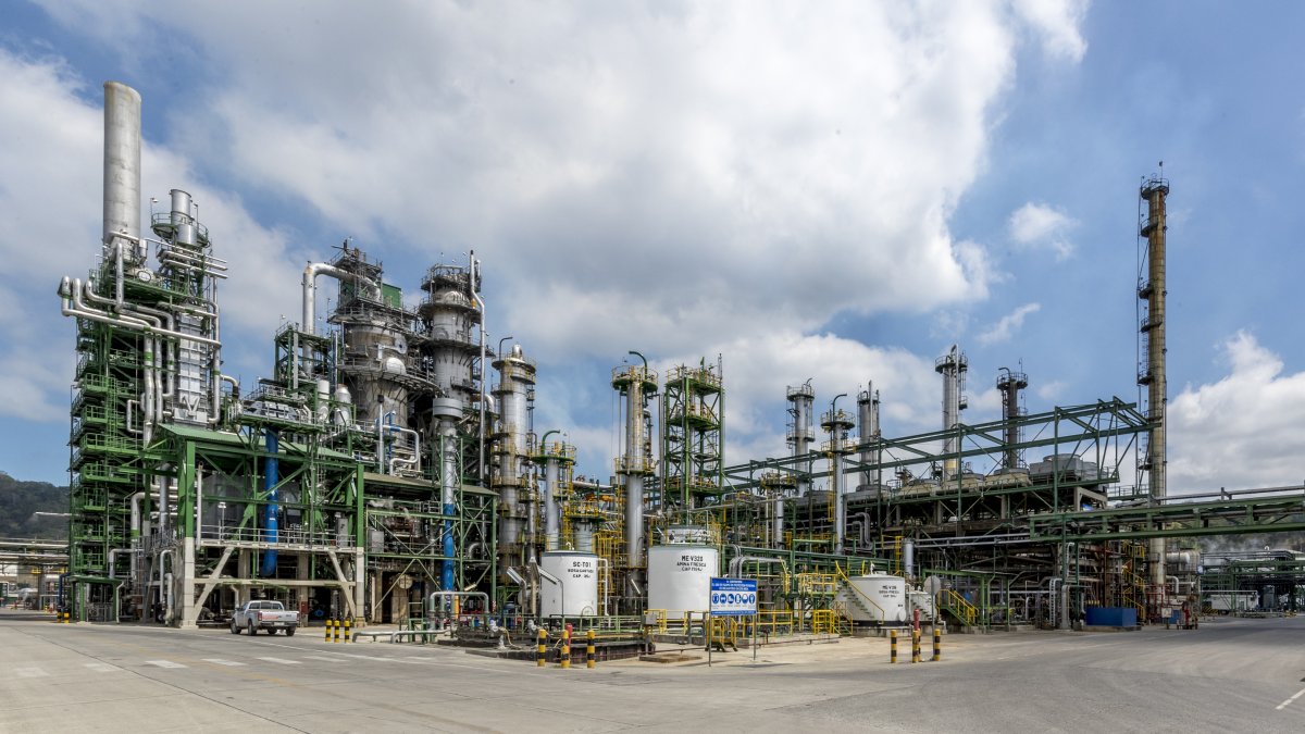 Vista panorámica de la Refinería Esmeraldas, principal complejo de refinación del país, que alcanzó el 86% de capacidad operativa tras concluir trabajos de mantenimiento.