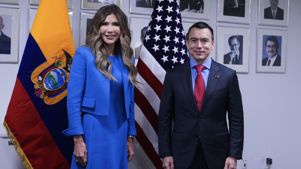Daniel Noboa y Kristi Noem dialogaron en Nueva York sobre estrategias de seguridad y cooperación entre Ecuador y Estados Unidos.