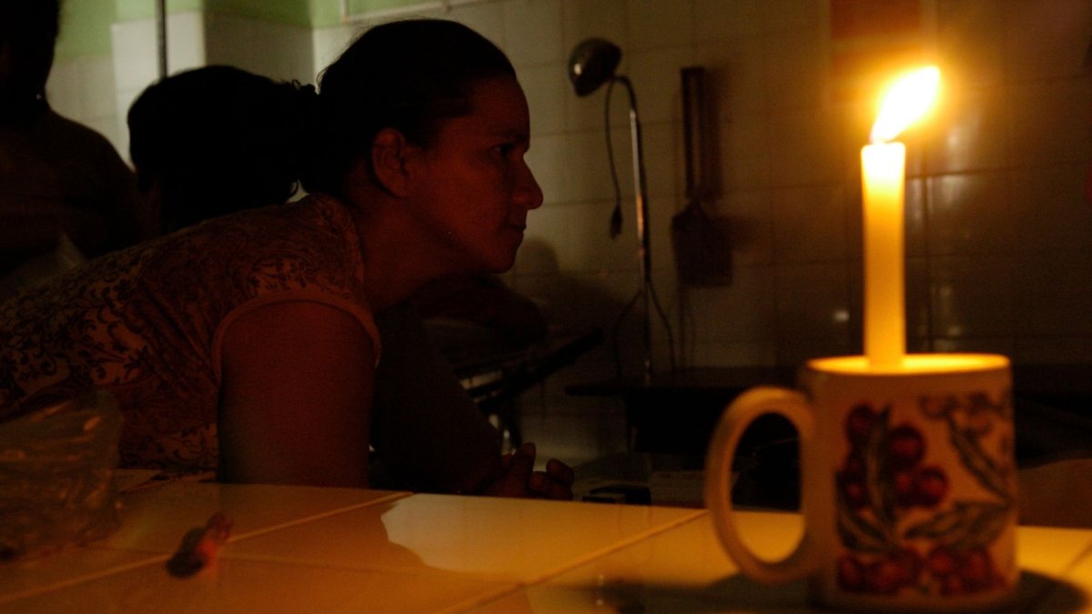 ¿Y qué les importa a quienes gobiernan si volvemos a quedarnos ocho horas sin electricidad, cuando sus casas ya cuentan con generadores y paneles solares?