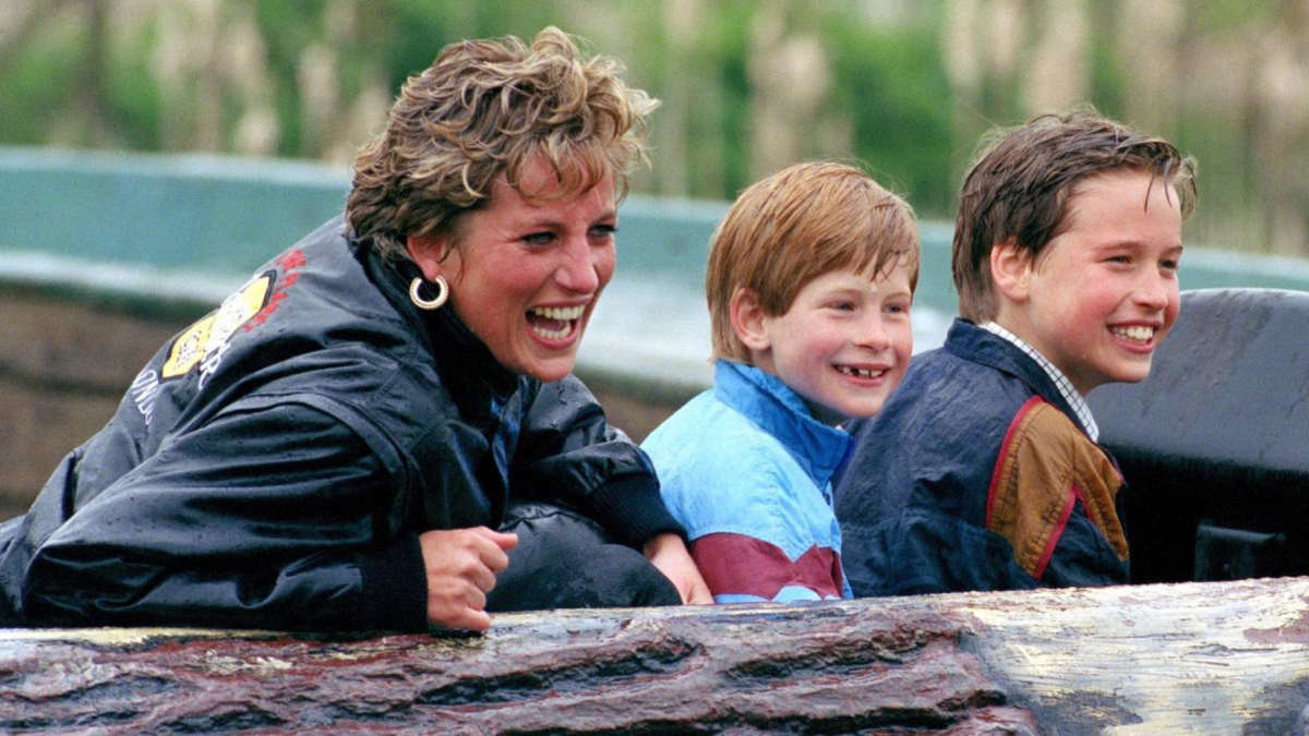 Diana de Gales junto a sus hijos Harry y Guillermo.