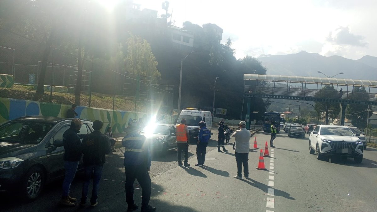 Un siniestro de tránsito involucró a tres vehículos en la autopista General Rumiñahui, sector Monjas. La circulación permanece habilitada tras el choque.