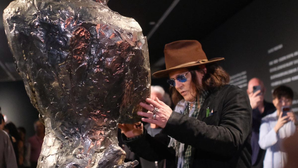 Johnny Depp en Estambul, junto a su escultura ‘The Bunnyman’, inspirada en un dibujo de su hijo Jack.