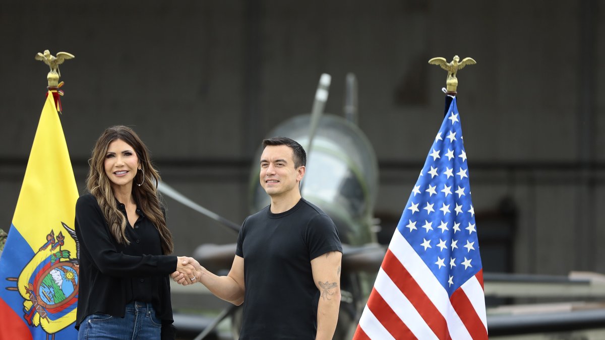 Kristi Noem y Daniel Noboa, en una visita oficial de la funcionaria al Ecuador en noviembre del 2025.