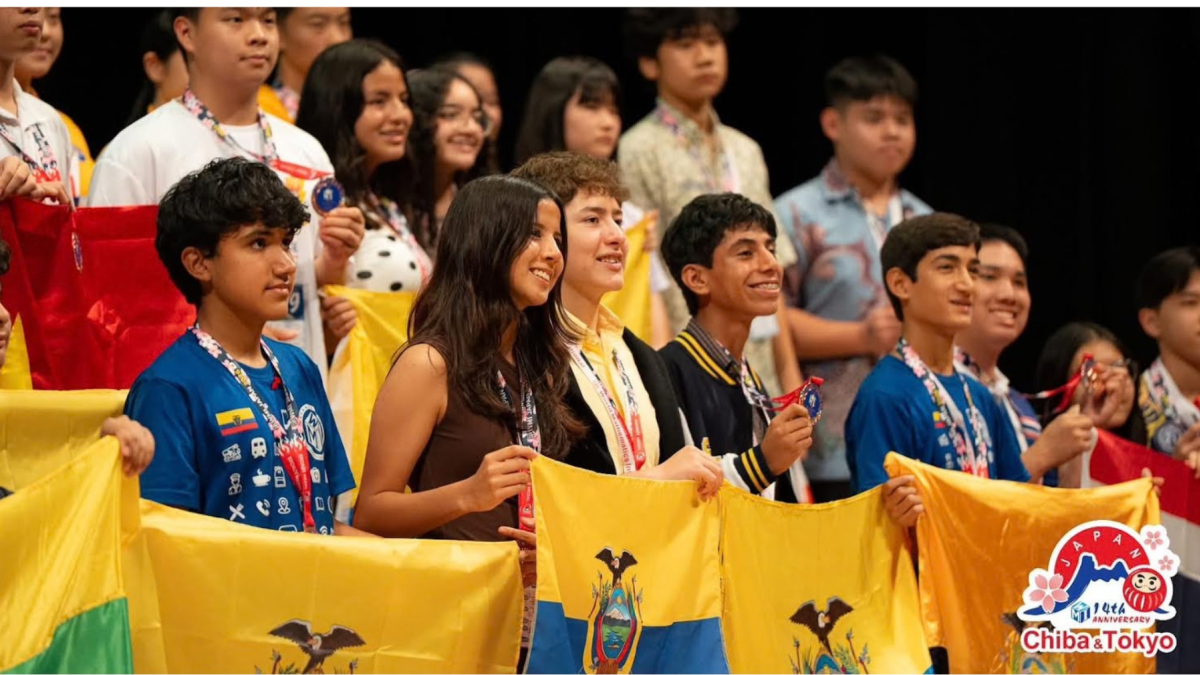 Joaquin Quevedo (centro, vistiendo camisa amarilla) ganó la medalla de bronce en las Olimpiadas Mundiales de Matemáticas (WMI), en Japón, en julio 2026.