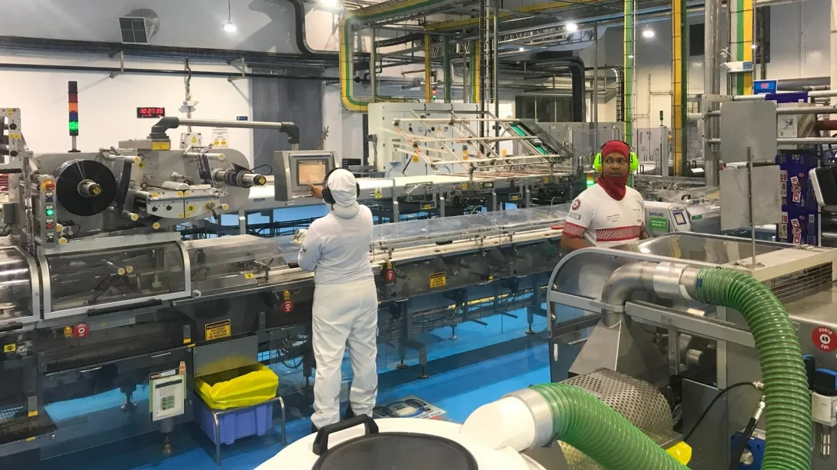 Las industrias AV1 y AV2 podrán reorganizar sus procesos productivos para reducir durante un día a la semana el consumo de energía de la red eléctrica.