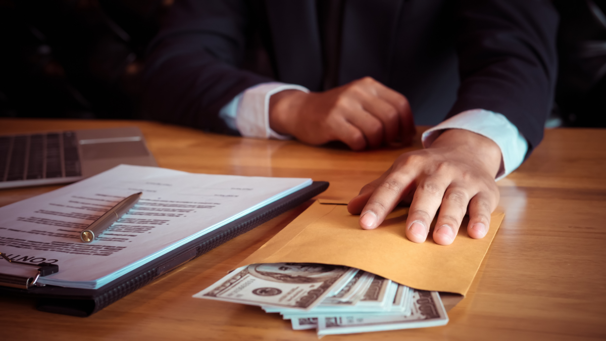 La corrupción y la impunidad son cuestionadas en esta reflexión, que reclama mayor integridad y responsabilidad de quienes ejercen funciones públicas en Ecuador.