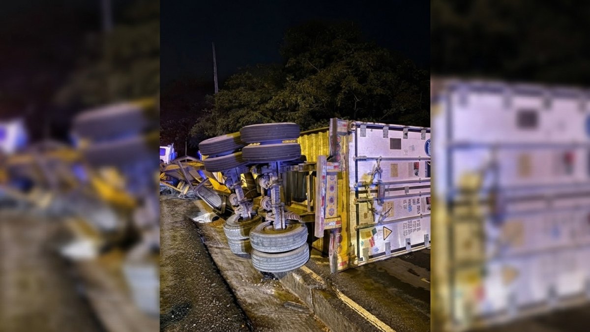 El contenedor cayó en el kilómetro 20 de la vía a la costa, en el oeste de Guayaquil.