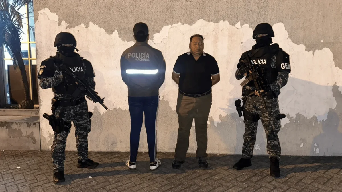 La Policía detalló que dentro de la estructura fueron encontrados 995 bloques rectangulares que contenían cocaína.