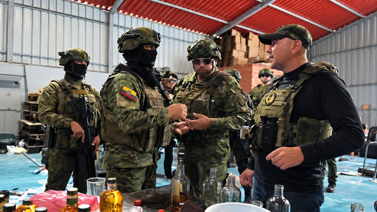 Botellas llenas y vacías de licor fueron encontradas durante el operativo que permitió localizar una fábrica clandestina en Llano Grande, norte de Quito.