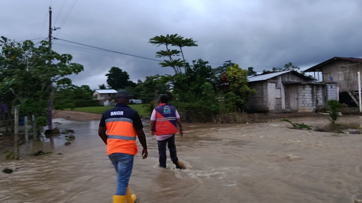 Lluvias desbordaron el río Sucio en Muisne y afectaron a 600 personas.
