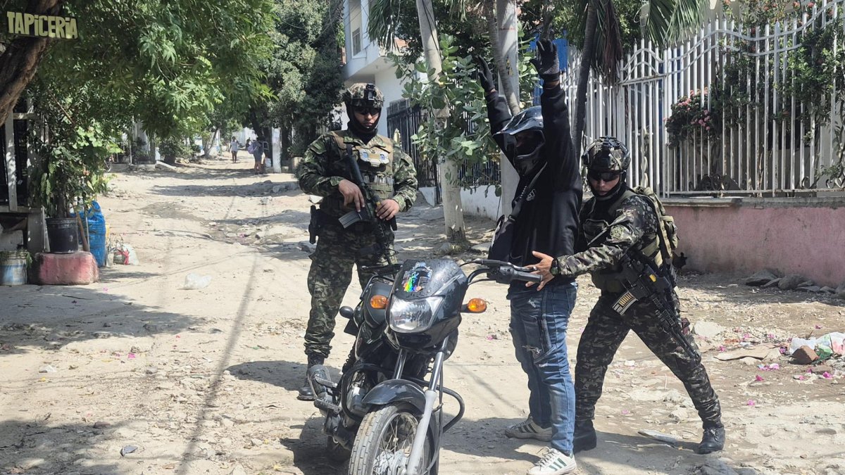 Soldados requisando a una persona este martes, como parte de las medidas de seguridad implementadas por el Gobierno, en Santa Marta (Colombia).