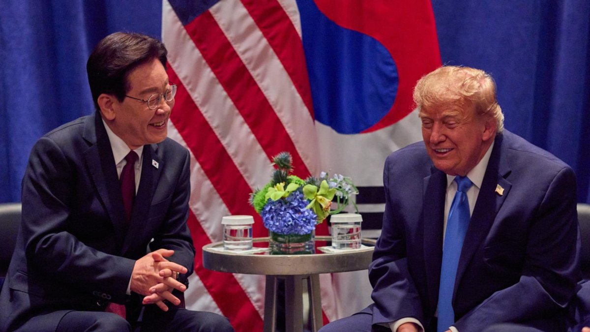 El presidente surcoreano Lee Jae Myung (i) conversa con el presidente de EE.UU. Donald Trump durante una reunión en Nueva York, el 22 de septiembre de 2026.
