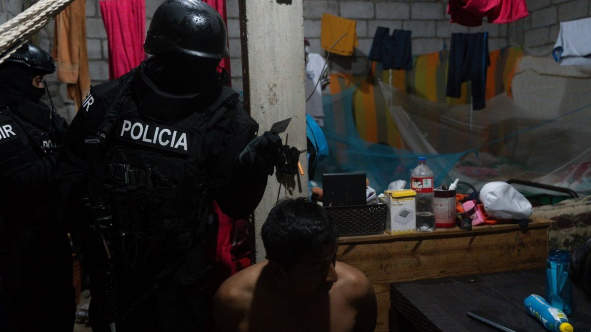 Cae alias La Patrona en Guayaquil por presuntas extorsiones y cobro de vacunas.