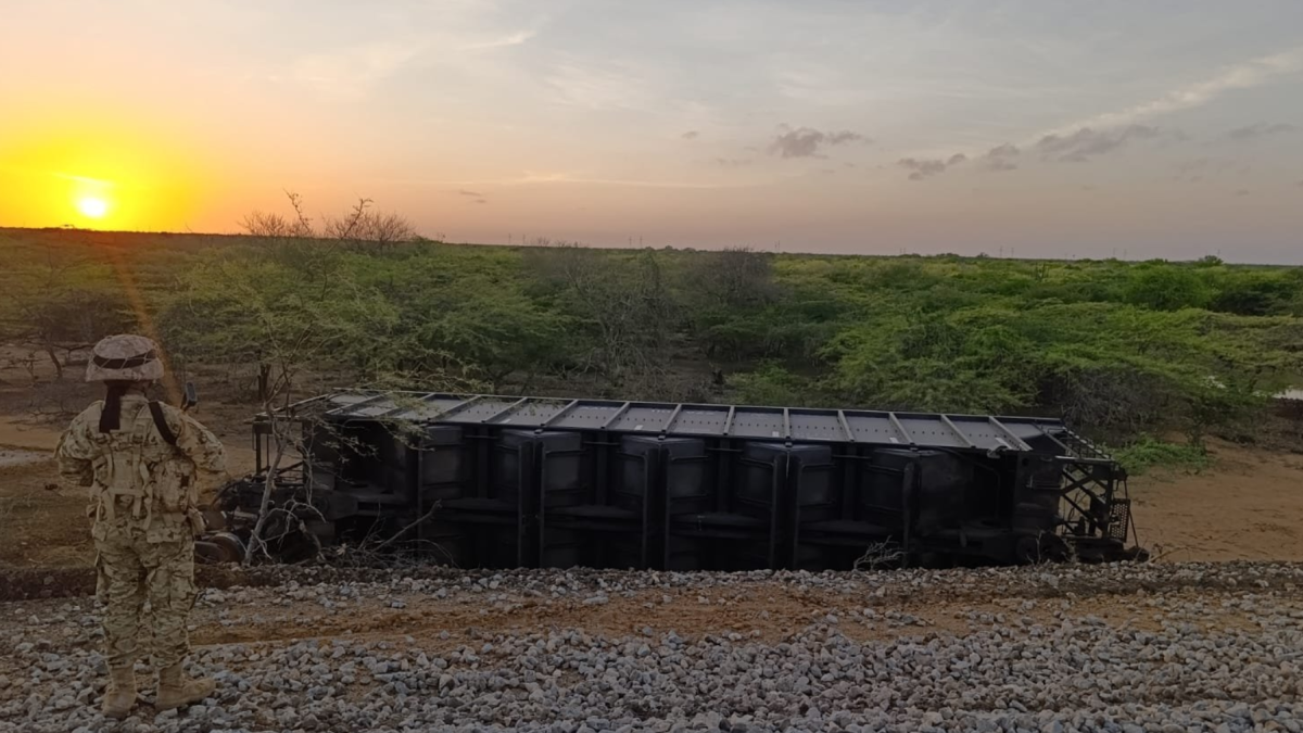 Un vagón descarrilado tras el atentado contra el tren de Cerrejón en La Guajira.