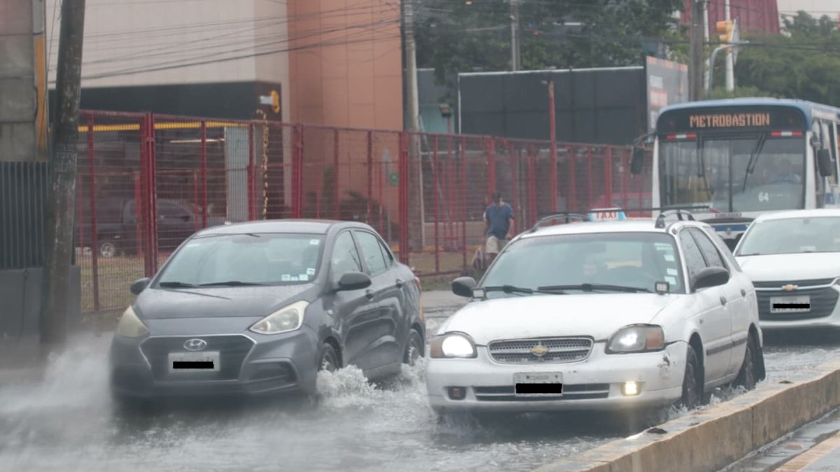 En la avenida Benjamín Carrión, en el norte de Guayaquil, se registró acumulación de agua tras la intensa lluvia la mañana de este miércoles 23 de septiembre.