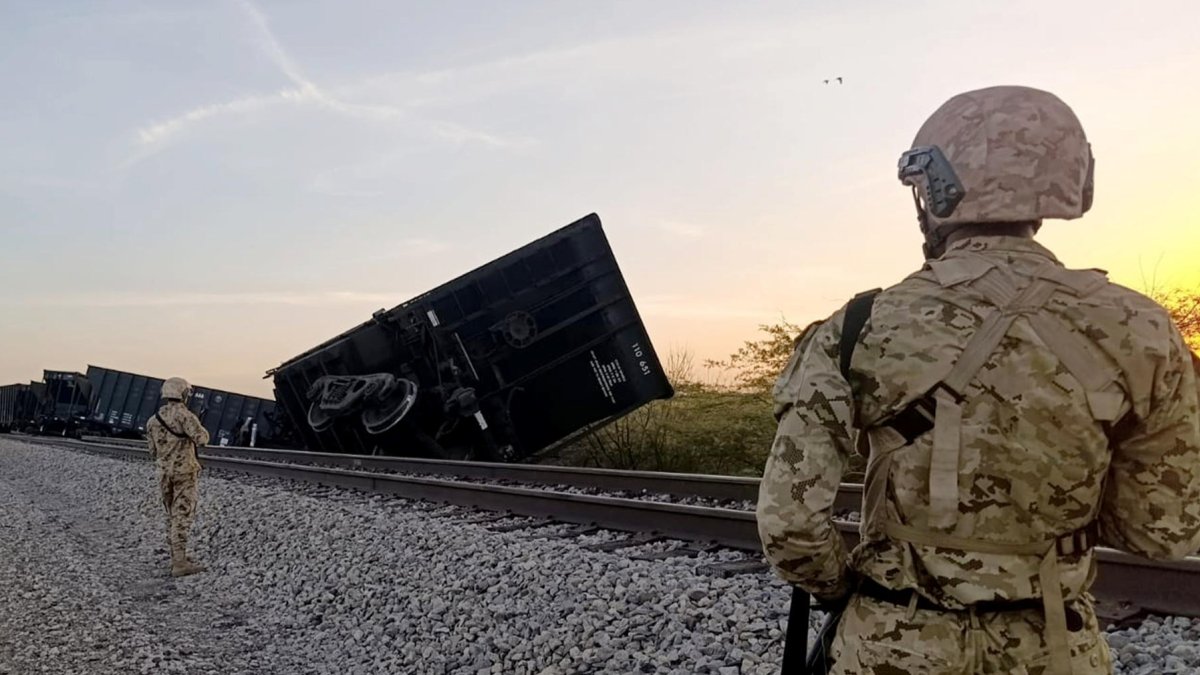 Ejército de Colombia prestando seguridad junto a un tren descarrilado este miércoles, en zona rural de Uribia (Colombia).