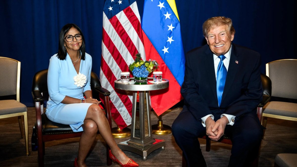La presidenta interina de Venezuela, Delcy Rodríguez (i), posa junto al presidente de Estados Unidos, Donald Trump, en Nueva York (Estados Unidos).