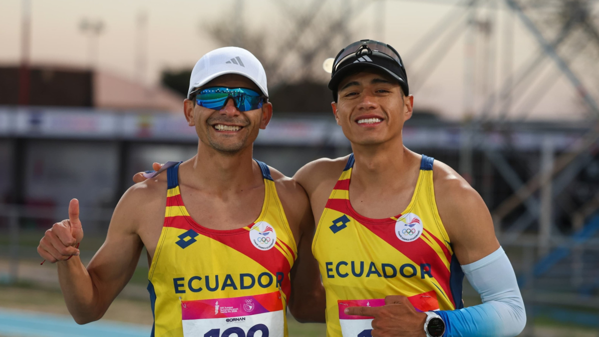 David Hurtado y Jordy Jiménez se abrazan tras subir al podio y conquistar plata y bronce para Ecuador en los Juegos Suramericanos Santa Fe 2026.