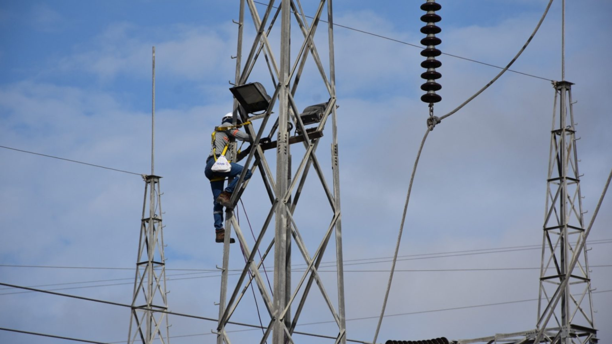 Las grandes industrias deben desconectarse de la red eléctrica una vez a la semana.