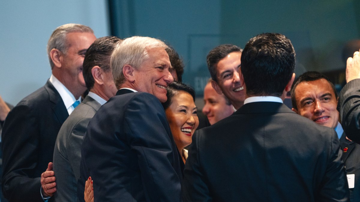 AFotografía cedida por la Presidencia de Chile de su mandatario José Antonio Kast (c-i), posando junto a su homóloga de Perú, Keiko Fujimori (c), su homólogo de Paraguay, Santiago Peña (2-d) y a su homólogo de Ecuador, Daniel Noboa (d), durante una reunión del Escudo de Las Américas este martes, en Nueva York (Estados Unidos).