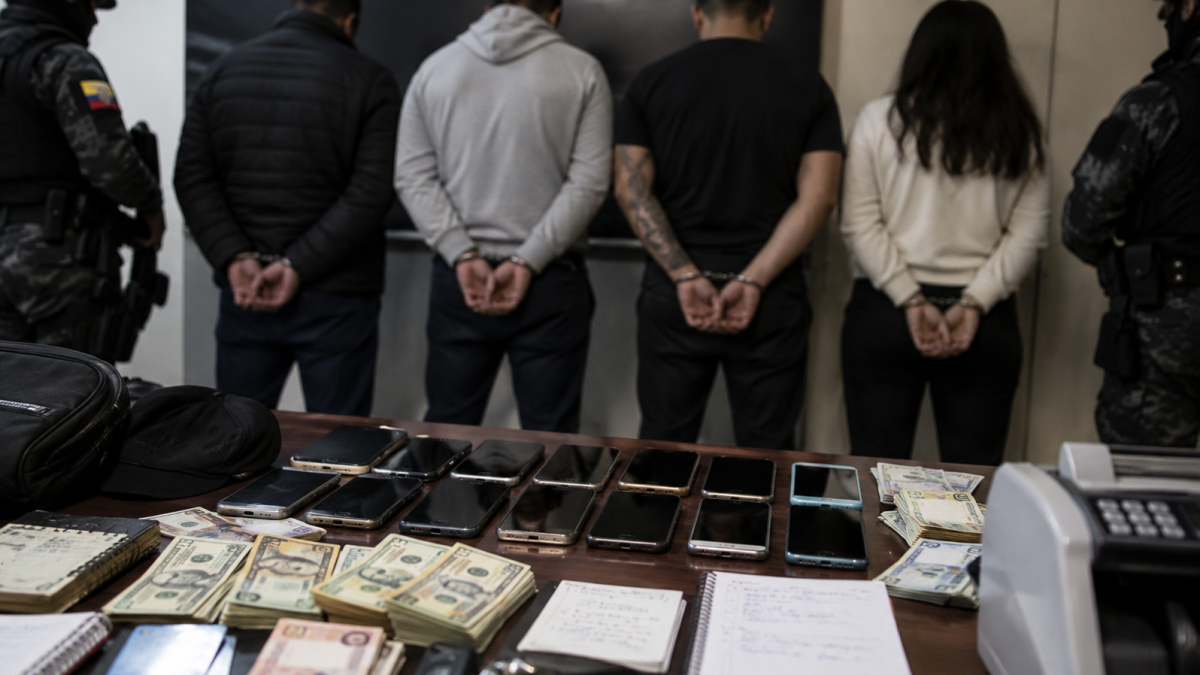 Referencia. Cuatro ciudadanos extranjeros fueron aprehendidos en Carcelén Bajo, durante un operativo policial que investigó presuntos préstamos extorsivos.