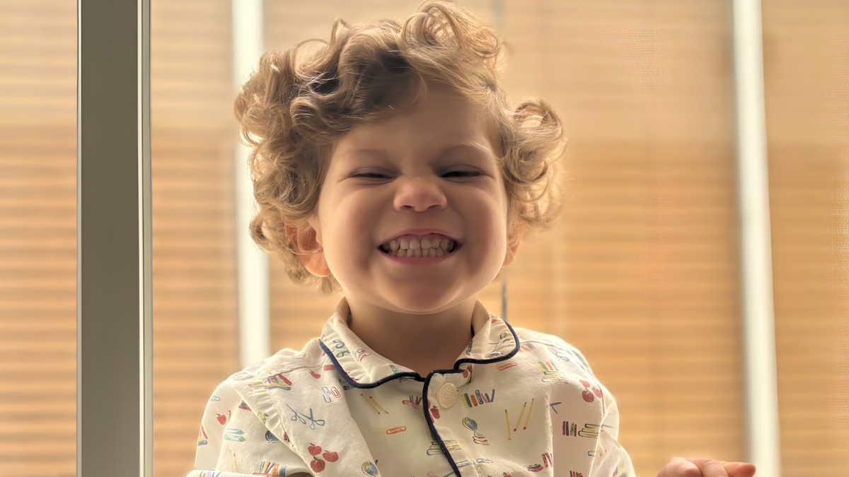 Thiago recibe acompañamiento constante de su familia, que continúa gestionando opciones para enfrentar la condición neurológica que afecta su salud.