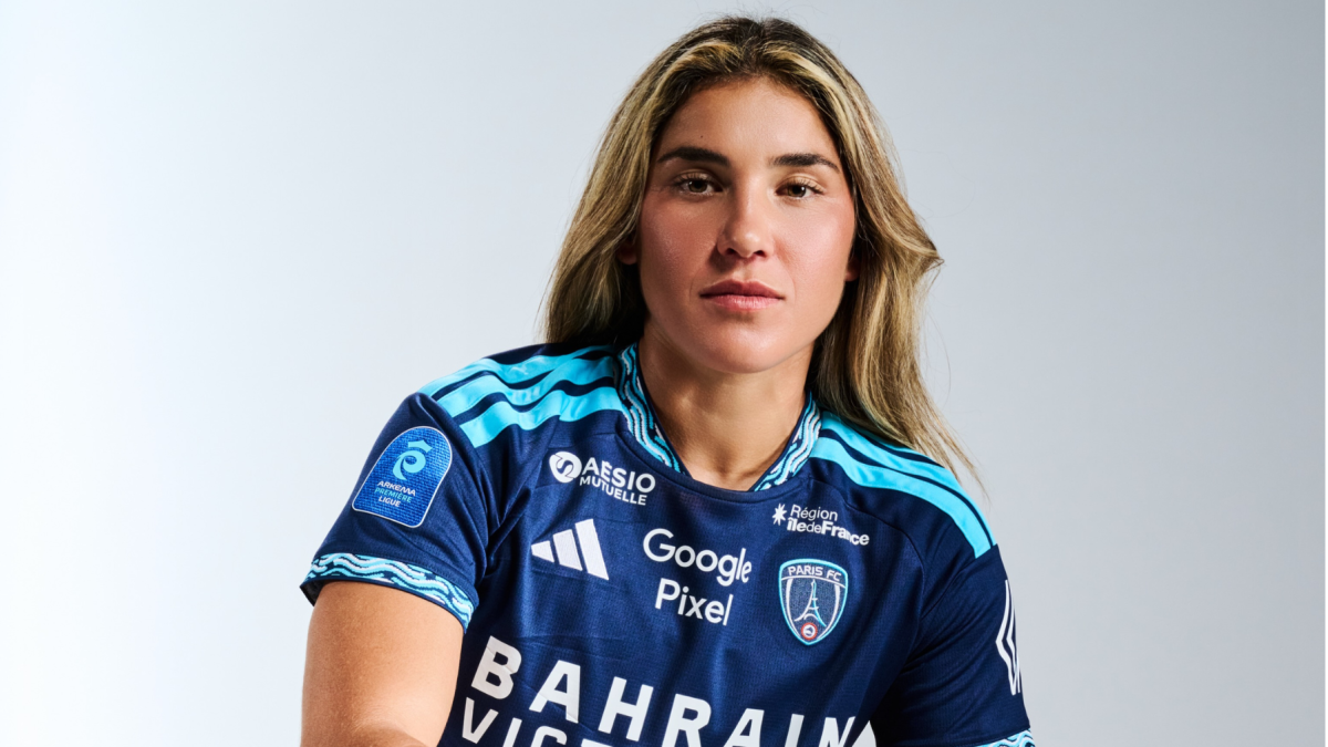 Manoly Baquerizo posa con la indumentaria del París FC, club al que llegó en julio de 2026 para continuar su carrera en el fútbol francés.