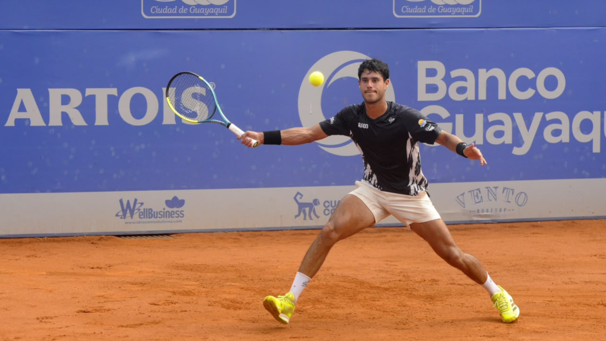 El tenista paraguayo Daniel Vallejo en acción durante el torneo del año pasado