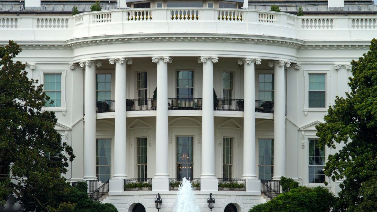En Washington, la Casa Blanca retiró las credenciales a CNN, MS NOW y Politico, y ABC, CBS, NBC y la propia Fox suspendieron la cobertura conjunta del presidente.