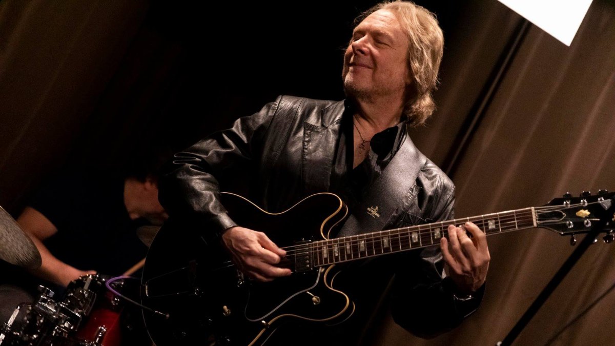 Johnston se ha presentado en escenarios como el Carnegie Hall y el Lincoln Center, en Nueva York, y en el Tokyo Jazz Festival