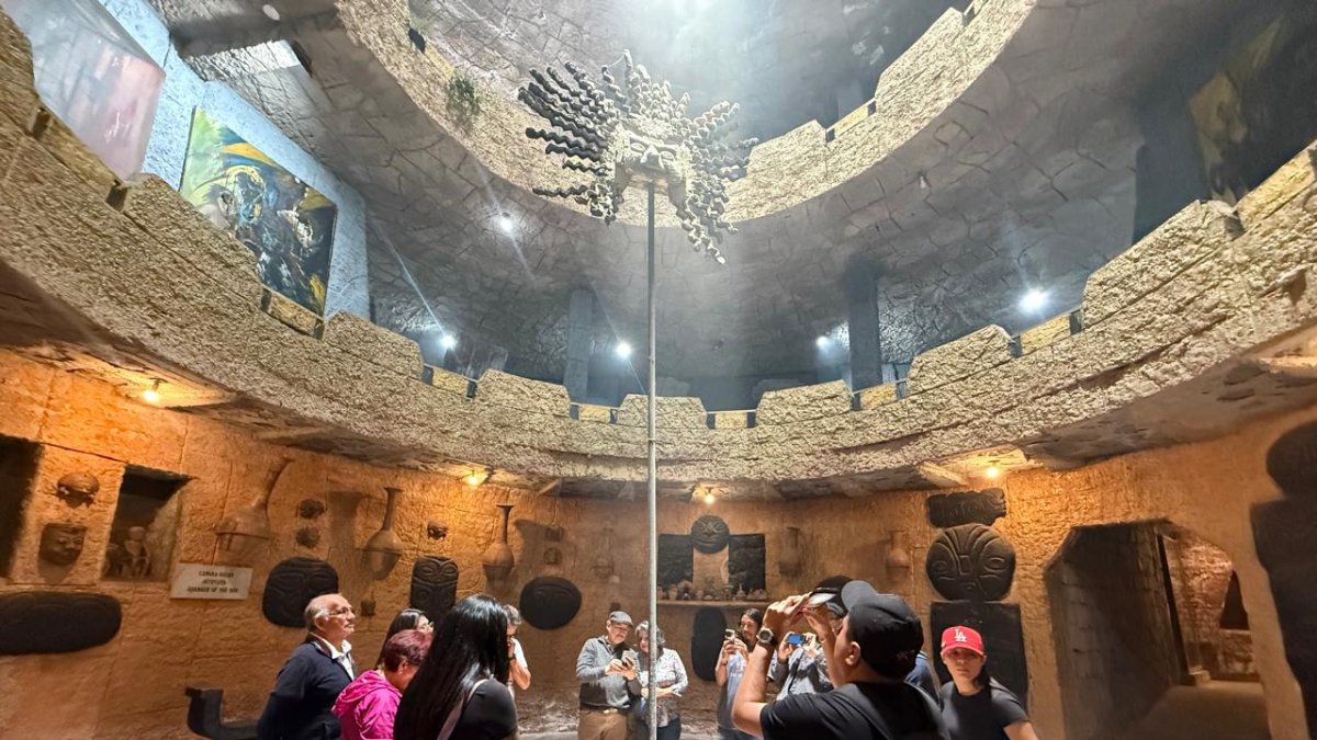 Visitantes participaron en un ritual de agradecimiento y purificación durante el solsticio de verano, una experiencia incluida en el recorrido del museo.