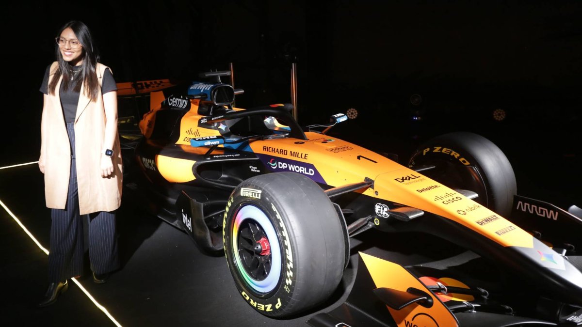 Los aficionados tienen la posibilidad de conocer y tomarse fotografías con el auto de la escudería McLaren.