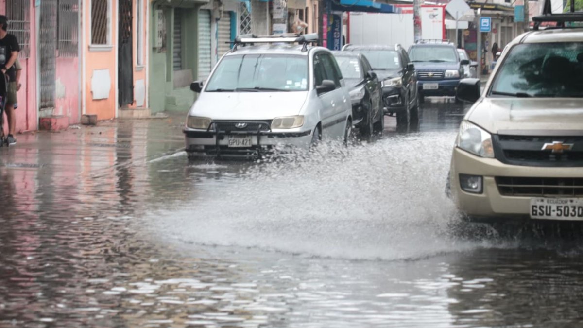Lluvias afectaron 17 zonas de Guayaquil el miércoles; vías inundadas dejaron carros varados.