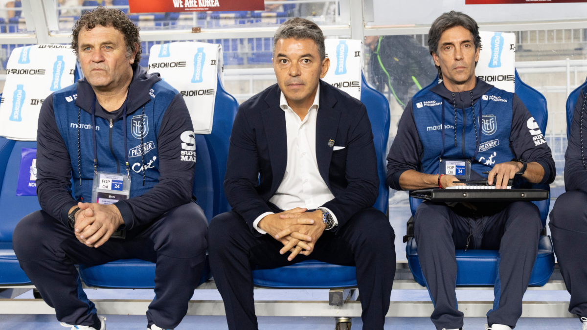 Marcelo Gallardo (C), entrenador de Ecuador, antes del partido amistoso de fútbol entre Corea del Sur y Ecuador, en el estadio Mundialista de Suwon, en Suwon.