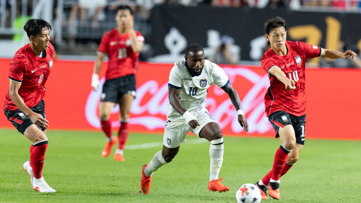 John Yeboah (C), de Ecuador, disputa el balón ante Lee Jae-sung (R), de Corea del Sur, en el amistoso disputado en Suwon, el 24 de septiembre de 2026.