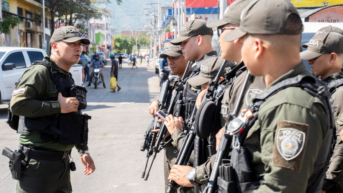 Agentes de la Policía de Colombia fueron captados este 23 de septiembre al custodiar un de las calles de Santa Marta.